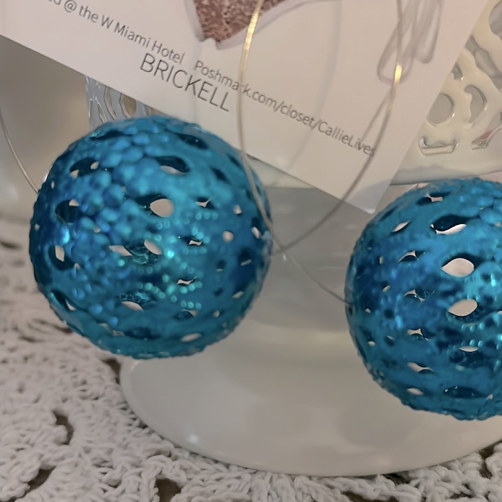 โ
CALLIE LIVES METALLIC DECOR GLOBE EARRINGSโ
- Picture 7 of 11